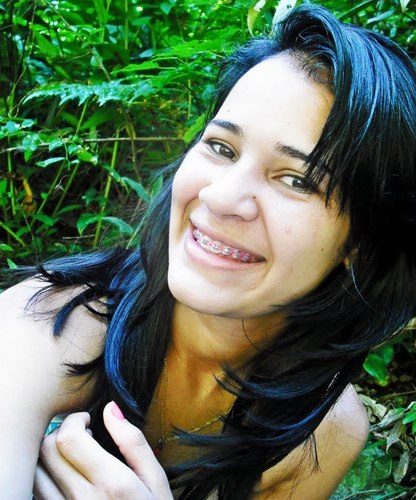 é conseguir tudo aquilo que quer sem passar em cima de ninguem, ser feliz é viver a vida sem medo de errar e com as melhores intenções, sem falsidade estará sem