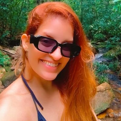 Historiadora. Professora de História da Arte. Mestre em História da Cultura. Mãe da Betina e da Kika.