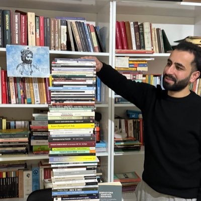 PIRTÛKHEZ📚
🧑🏫 Xwendekarê lîsansa bilind(Master) a beşa kurdî ( Zanîngeha Artûklû)🏢
Gerok🧳.Bloger...
DalKurdFF ☀️
#pirtûkhez