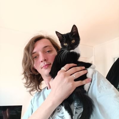 Y'avait pas de bio, j'en profite pour mettre les choses au clair. Mon chat c'est le plus mignon 😁