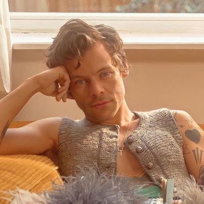 🎶🎵And I don't wanna make you feel bad, but I've been trying hard not to talk to you
My sunflower (Sunflower, sunflower)🎶🎵