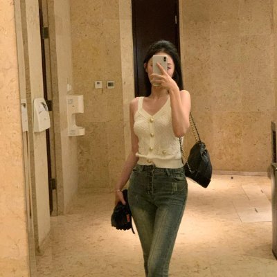 JennyJaymz's profile picture. A fashionista with a flair for standing out - breaking fashion norms one outfit at a time.