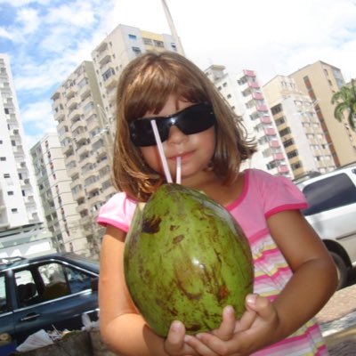 tiro foto faço cinema e gosto de bolo de aniversário