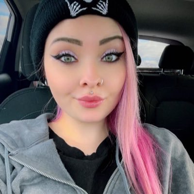 chloeburk_'s profile picture. 