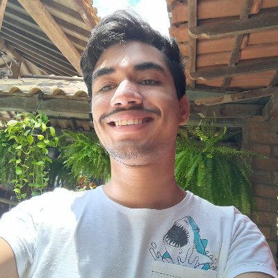 Falo de futebol, artes no geral e reclamo da vida.
Ele/dele