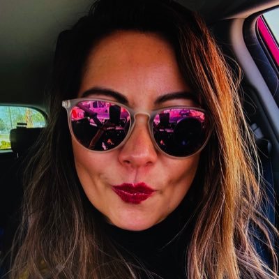 Estoy en contra de la guerra, la discriminación y el odio, se que existe un Dios, sin embargo no sigo ninguna religión pero respeto el modo de creer.
