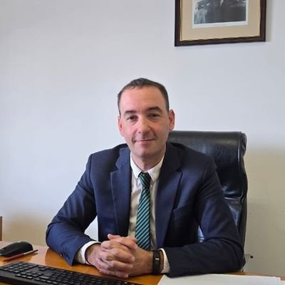 Contador Público. Presidente del Instituto de Ayuda Financiera para Pagos de Retiros y Pensiones Militares. Bonaerense.