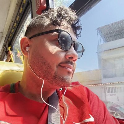 Carioca Suburbano, cria da Cidade Alta em Cordovil.
Podcaster
Abstêmio
Cientista Social pela UFRJ. Pós em IA.
Adm na Ajudar o Povo de Humanas