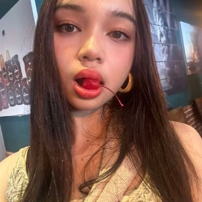 strawberaes's profile picture. 24/7 contemplating my life decisions