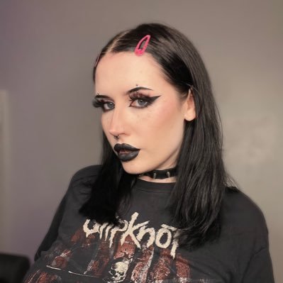 anal loving goth mommy ✝️ HALF PRICE on OF & fansly 🖤