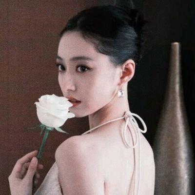 lianxinhu's profile picture. 𖥔 ˚₊  𝘩𝑢  𝑙𝑖𝑎𝑛𝑥𝑖𝑛,  a  radiant  lotus drifts  in tranquil  waters,  embodying  2000's  heartful  serenity  𓂃 ࣪˖ ִֶָ🕊️