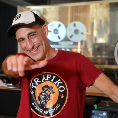 Le verbe est hispanique, l’énergie ensoleillée et communicative. Latin Rock, Hip hop, Cumbia-Reggae…Laissez-vous porter par ce Duo hors pair.