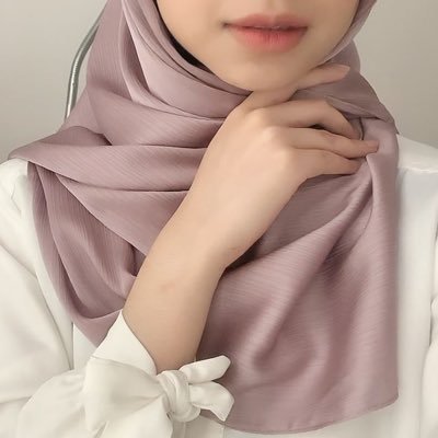 hi! i’m JIE👋🏻 | she smells floral fresh musk | safe place for women | tags : #bloomyreview 🌸 | DM for Bussines Inquiries 💌