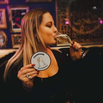 m1k4yl4's profile picture. a human adult woman.