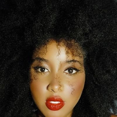 Professora em Tecnologia, jovem, ativista social , mãe e mulher preta fazendo política! ✊🏾