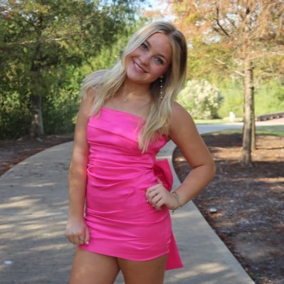 pitts_avery08's profile picture. •cross country •Elkins ‘27 • family• god•