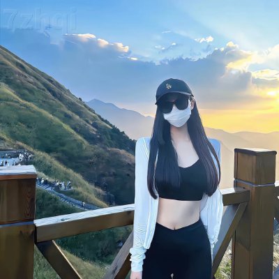 私は怠け者で,美味しいものを探しています😚
でも、運働と勉強を忘れません。
小包の贈り物を秘密にするのが好きです。😎👗