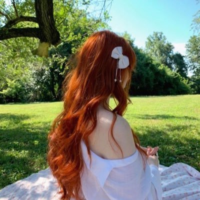 uket's profile picture. ʚĭɞ 一 Strawberry as her representative favorite fruit.