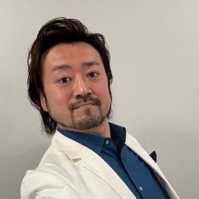 関西中心に活動中の声楽家(テノール)、オペラ役者、オペラ演出者、合唱指揮者、何でも屋。オペラ、ミュージカル、アニソン、色々歌う人。地方オペラの先駆けの関西歌劇団の理事。大阪音楽大学、名古屋芸術大学各非常勤講師。劇団ひまわり大阪ボーカルトレーナー。大阪在。地方から日本を元気に!!!LINEオフィシャルアカウント↓↓