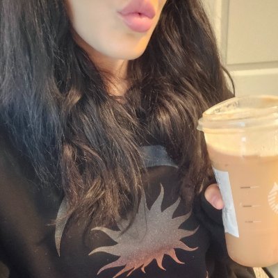 Hiking legs, yoga hips.
Single New York mom looking for trouble.
DM, don't be shy 💌