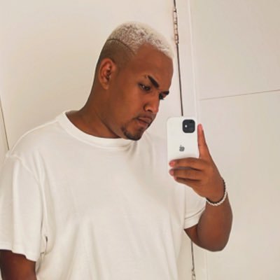 Sou um cara apaixonado pela vida extrovertido gosto de viajar curtir os momentos chega mais e vem descobrir