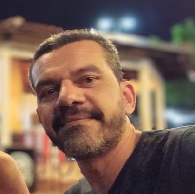 De direita desde 1975, casado, pai, católico e turismólogo
