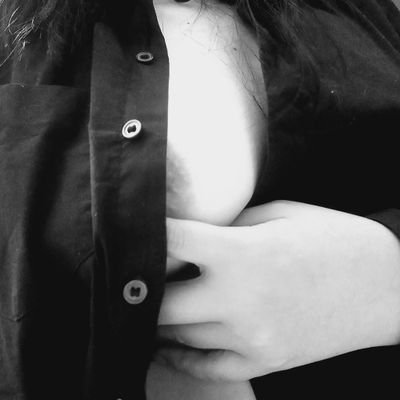 Encantada con el erotismo🔥, tierna, blanco y negro🤍🖤, consentida 🤓, curiosa 🧐y algo malvada 😏 ...