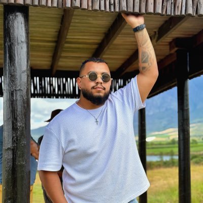 AlexandroApril's profile picture. 👨🏻‍🏫 by choice 🎤 🎶 by passion