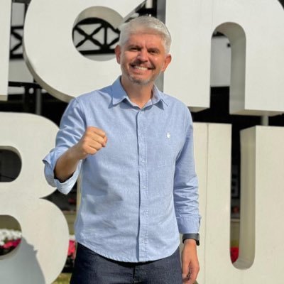 Casado; Pai de dois filhos; Delegado de Polícia Civil e Prefeito de Blumenau; Representante em Santa Catarina do #CadeiaParaMausTratos