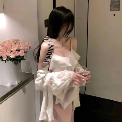 PetalPiojzq's profile picture. A truly strong person is not one who overwhelms everything, but one who is not overwhelmed by everything.🥰🥰