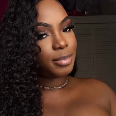 XiomaraElii's profile picture. Period.