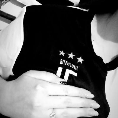 Se ho imparato una cosa é che sono pronta a scendere all’inferno con te, se servirà a riportarti in paradiso🩶🖤
L'amore di una vita intera @juventusfc