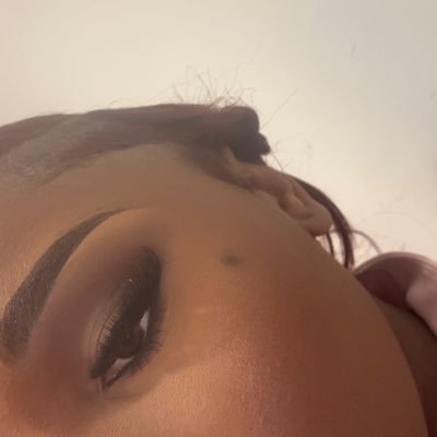 mysterygirllin's profile picture. not one of them.