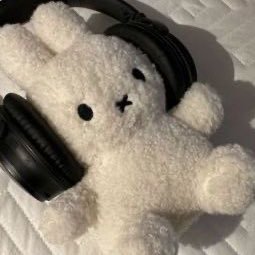 maybealhyy's profile picture. feliz pero no mucho