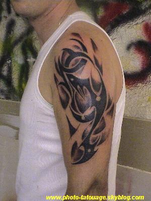 chui  un  tatoueur  perceur   installer  sur  marrakech  maroc