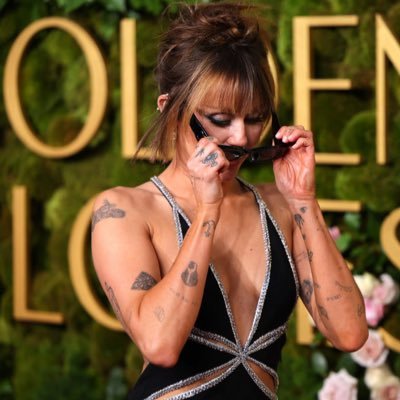 meantformoreJF's profile picture. so I throw away my mind