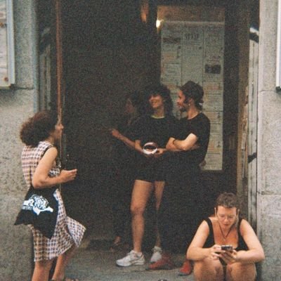 El arte y el barrio hacen cosas por ti, tú también por ellos.
Creador teatral 🎭
Periodista 🎤
RESAD Dirección 😺
Instagram: er_michi
https://t.co/9ojeBleS0m