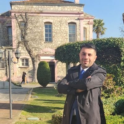 Siyaset bilimi öğrencisi(ydi)
Python 🐍 +Flutter 💙 meraklısı birisi
