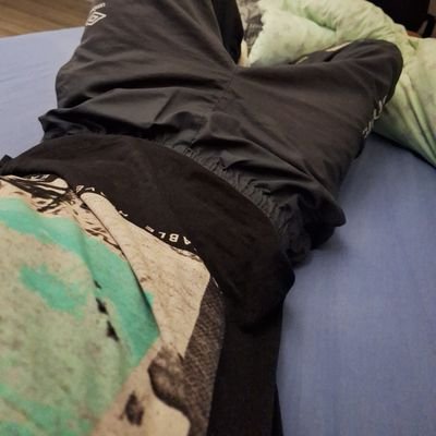 Gay de Lille, 19 ans, cherche a parler ou + si affinité venez DM je mort pas vous en faite pas !