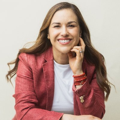 Presidenta Honoraria del DIF Municipal de Oaxaca de Juárez,
Mamá de dos,
Enamorada de mi esposo Ray Chagoya,
Apasionada por crear conexiones auténticas.