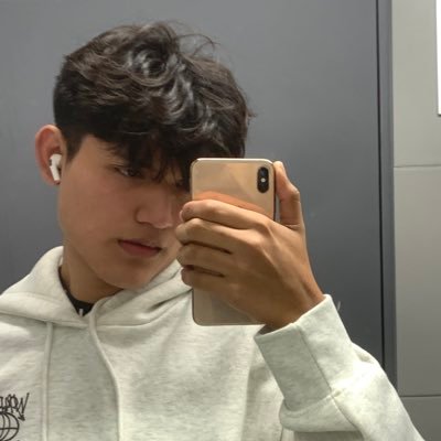 efflutur's profile picture. 18☄️