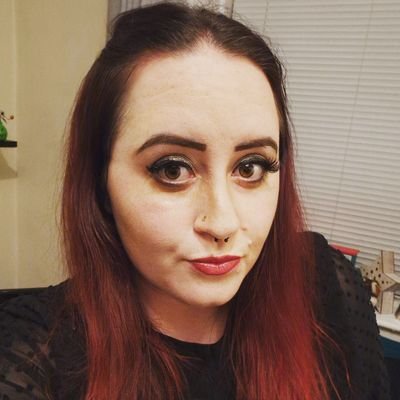 lozlikeshorror's profile picture. being willingly scared and having a dachshund: basically my personality at this point