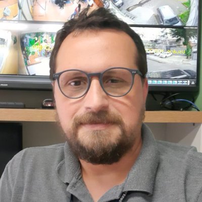 Servidor Público Municipal. Trabalhador do SUS. Pai, marido, escritor, torcedor do São José-RS. Autor da Lei que estabelece o Junho Verde em Porto Alegre.