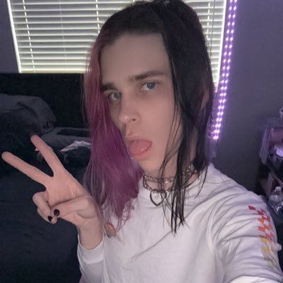 Alexis btw, she/they 🏳️⚧️, CA ➡️ CHI, #1 @foxlakeco fan, creamer nation rise up, internet terror, flashbang to the brain 18+ - @thewaywerust