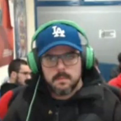 Cuenta la leyenda que, a día de hoy, Tonichan sigue esperando su revancha en esa silla. (Fan account)