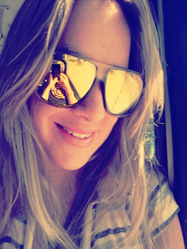 Não sou de demonstrar sentimentos, mas sou cheia deles. Eu sofro em silêncio, amo com o olhar e falo por sorrisos.