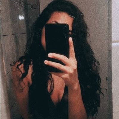 Desde a minha infância, fiquei boa demais em ser indiferente.
Relações ruins e sonhos gigantes doem muito, e eu aprendi a não sentir nada pra não me sentir mal.