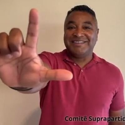 A favor da retranca. Perfil excessivamente vermelho. Militante pela volta da cerveja 3x10.