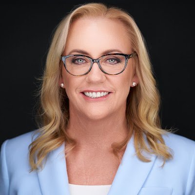 Dr. Granston is an orthopedic surgeon turned healthcare executive & keynote speaker, pushing audiences to rethink the rules, make bold moves and create change.