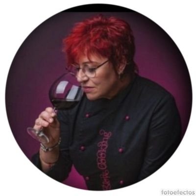 Soy el orgullo de mi abuela, que era sabia sin haber ido a la escuela. Ella me enseñó a cocinar y a apreciar un buen vino.
Ahora disfruto enseñando todo eso.